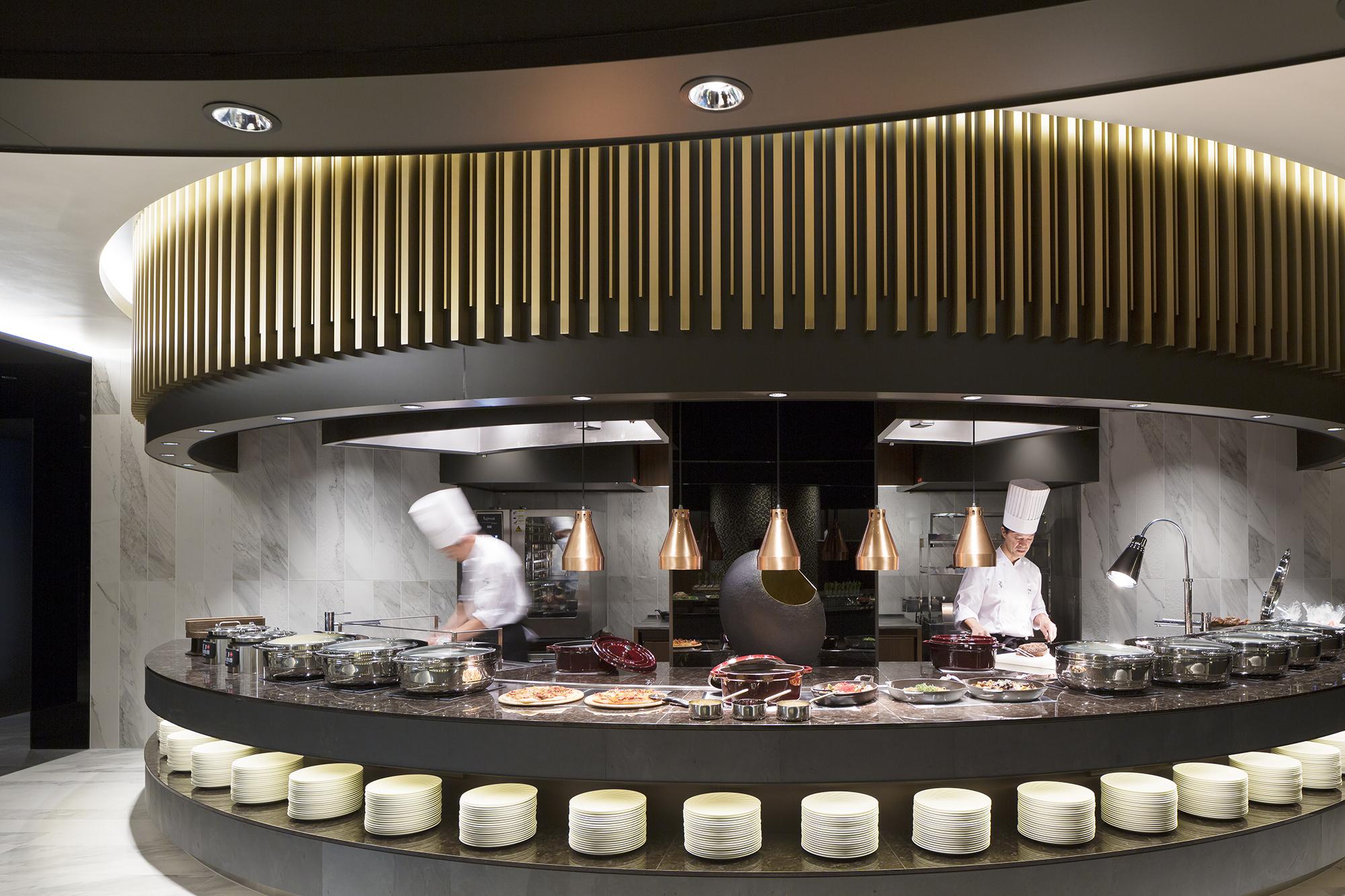 Rihga Royal Hotel Kyōto Esterno foto The kitchen at the restaurant