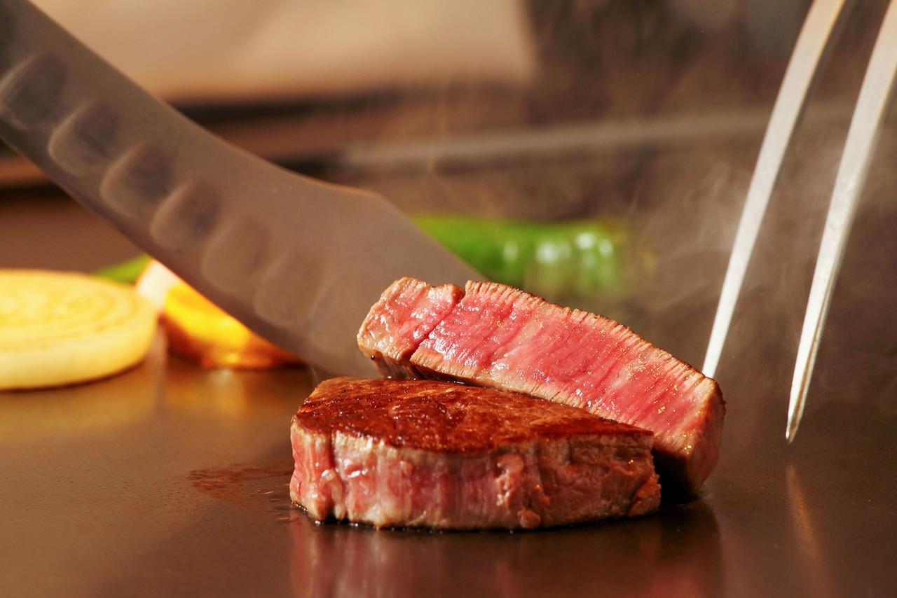 Rihga Royal Hotel Kyōto Esterno foto A steak being cut